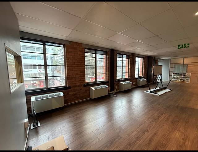 190M² BUILDING TO LET IN GREEN POINT